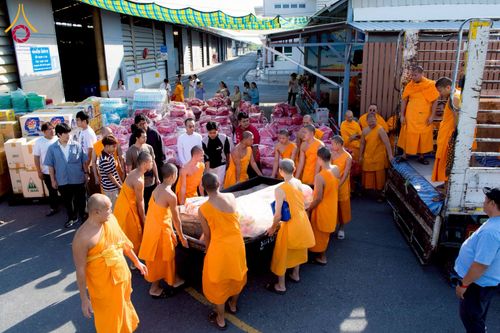 ภาพ No.273645:วันที่ 27 พฤศจิกายน พ.ศ. 2568 คณะศิษยานุศิษย์วัดพระธรรมกาย มูลนิธิธรรมกาย มอบอาหารและสิ่งของความช่วยเหลือให้พี่น้องชาวใต้ ผู้ประสบอุทกภัยน้ำท่วม