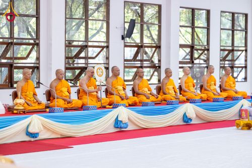 ภาพ No.160770:พิธีเจริญพระพุทธมนต์ และปิดแผ่นทองรูปเหมือน พระเดชพระคุณพระมงคลเทพมุนี (สด จนฺทสโร) พระผู้ปราบมาร จำนวน 3 องค์ วันเสาร์ที่ 5 ตุลาคม พ.ศ. 2567 ณ อาคารปลูกศรัทธา 2 (ชานชลาเดิม) วัดพระธรรมกาย อ.คลองหลวง จ.ปทุมธานี