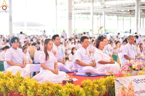 ภาพ No.139034:พิธีตักบาตร , พิธีบูชาข้าวพระ ณ ห้องแก้วสารพัด 1 สภาธรรมกายสากล วัดพระธรรมกาย วันอาทิตย์ต้นเดือนที่ 2 มิถุนายน พ.ศ. 2567