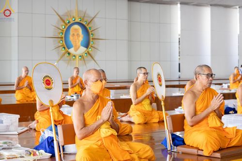 ภาพ No.122837:พิธีสวดพระพุทธมนต์ พิธีทอดผ้าบังสุกุล และพิธีถวายภัตตาหาร เป็นสังฆทานแด่พระภิกษุ สามเณร เนื่องในวันมหาปูชนียาจารย์ วันเสาร์ที่ 3 กุมภาพันธ์ พ.ศ. 2567 ณ หอฉันคุณยายอาจารย์ฯ วัดพระธรรมกาย