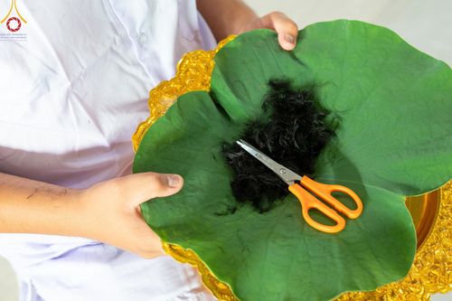 ภาพ No.159670:พิธีตัดปอยผมปลงผมนาคธรรมทายาท, พิธีบรรพชาอุปสมบทหมู่ โครงการอุปสมบทหมู่บูชาธรรม 140 ปี พระมงคลเทพมุนี (สด จนฺทสโร) ณ โบสถ์พระไตรปิฏก วัดพระธรรมกาย วันเสาร์ที่ 5 ตุลาคม พ.ศ. 2567