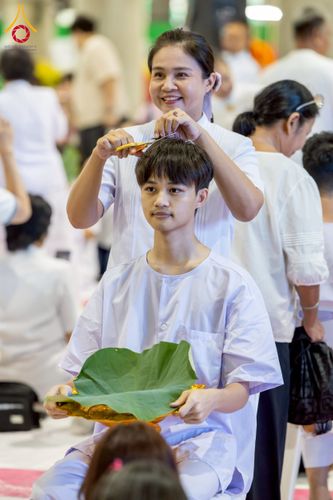 ภาพ No.230688:วันที่ 29 มิถุนายน พ.ศ.2568 พิธีตัดปอยผมและปลงผมนาคธรรมทายาท โครงการบรรพชาอุปสมบทหมู่ รุ่นเข้าพรรษา ณ วิหารคด วัดพระธรรมกาย