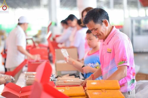 ภาพ No.211994:วันจันทร์ที่ 17 มีนาคม พ.ศ. 2568 บุญบรรจุกล่องไทยธรรม เพื่อถวายแด่พระสังฆาธิการ 40,000 กว่าวัดทั่วไทย ในวันคุ้มครองโลก 22 เมษายน พ.ศ. 2568 ณ บ้านแก้วเรือนทองคุณยายฯ วัดพระธรรมกาย