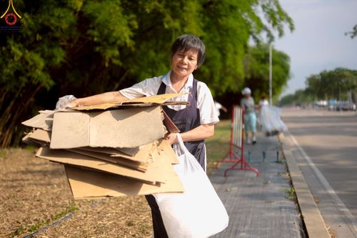 ภาพ No.220435:วันที่ 23-25 เมษายน พ.ศ. 2568 เจ้าหน้าที่และสาธุชนช่วยกัน รับบุญเก็บงานวันคุ้มครองโลก ณ วัดพระธรรมกาย