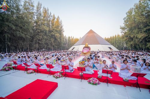 ภาพ No.107505:พิธีตักบาตรพระธรรมยาตราฯ ในโครงการธรรมยาตรากตัญญูบูชา มหาปูชนียาจารย์ พระมงคลเทพมุนี(สด จนฺทสโร) พระผู้ปราบมาร ปีที่ 12 ณ อนุสรณ์สถานมหาวิหารพระมงคลเทพมุนี อ.สองพี่น้อง จ.สุพรรณบุรี วันที่ 7 มกราคม พ.ศ. 2567
