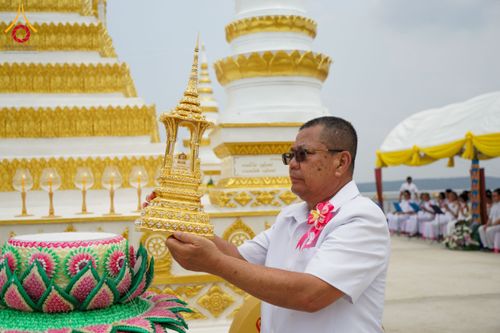 ภาพ No.131416:พิธีอัญเชิญพระบรมสารีริกธาตุ และองค์พระพุทธรัตนกายสิทธิ์ ติดตั้งองค์พระเจดีย์จตุรทิศ ถวายองค์พระเจดีย์ ลานธรรมและกำแพงแก้ว ถวายเป็นพุทธบูชา น้อมถวายบูชาธรรมหลวงพ่ออายุวัฒนมงคล ๘๐ พรรษา วันเสาร์ที่ ๑๖ มีนาคม พ.ศ. ๒๕๖๗ ณ วัดเขาพญาปราบ ต.ตะขบ อ.ปักธงชัย จ.น