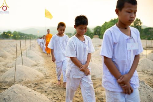 ภาพ No.63244:Photo Story  มหัศจรรย์วัดดงดินแดง Episode 1  พิธีปลงผมนาคธรรมทายาท  ในโครงการบรรพชาอุปสมบทหมู่ ฟื้นฟูพระพุทธศาสนาทั่วไทย วัดดงดินแดง ณ ลำน้ำแม่ตื่น อ.อมก๋อย จ.เชียงใหม่ วันที่ 2 เมษายน พ.ศ. 2567