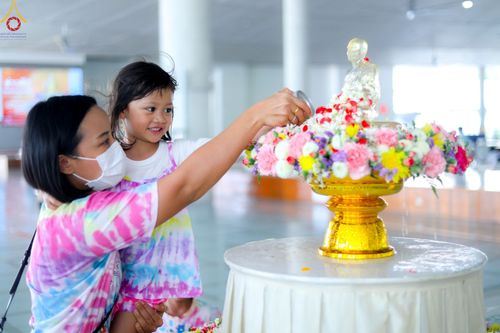 ภาพ No.80237:สาธุชนร่วมสรงน้ำพระและทำบุญ เนื่องในวันสงกรานต์ ณ หอฉันคุณยายอาจารย์ฯ วัดพระธรรมกาย วันที่ 13 เมษายน พ.ศ. 2566