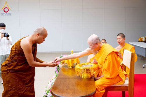 ภาพ No.222588:วันที่ 23 เมษายน พ.ศ. 2568 หลวงพ่อทัตตชีโวต้อนรับคณะสงฆ์บังกลาเทศ ณ อาคาร 100 ปี คุณยายมหารัตนอุบาสิกาจันทร์ ขนนกยูง วัดพระธรรมกาย