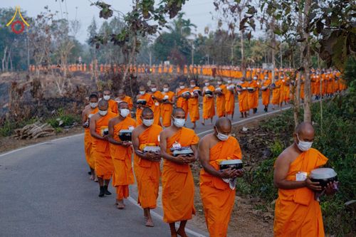 ภาพ No.76353:คณะสงฆ์และสามเณรบิณฑบาต ประเทศบังกลาเทศ วันที่ 11 กุมภาพันธ์ พ.ศ. 2566