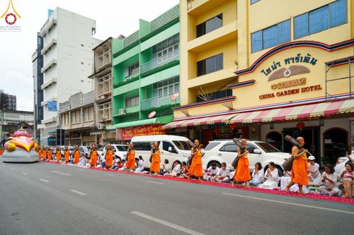 ภาพ No.128454:พิธีอัญเชิญพระบรมสารีริกธาตุ " ใจกลางเมืองนครหาดใหญ่ " เพื่อประดิษฐาน ณ มหารัตนเจดีย์สิริปทุมสวรรค์ (เจดีย์อริยพุทธะ 5 พระองค์) ศูนย์ปฏิบัติธรรมภาคใต้ อ.บางกล่ำ จ.สงขลา  วันที่ 9 มีนาคม พ.ศ. 2567 (ชุดที่ 2)