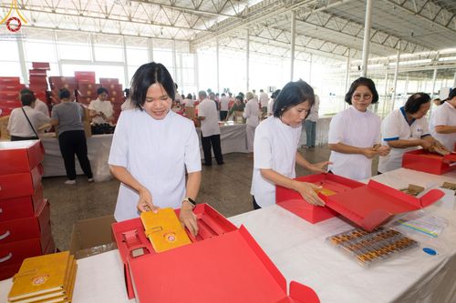 ภาพ No.212226:วันพุธที่ 19 มีนาคม พ.ศ. 2568 การบรรจุไทยธรรมลงกล่องสำเร็จ 43,500 กล่อง เพื่อถวายแด่พระสังฆาธิการ 40,000 กว่าวัดทั่วไทย ในวันคุ้มครองโลก 22 เมษายน พ.ศ. 2568 ณ บ้านแก้วเรือนทองคุณยายฯ วัดพระธรรมกาย