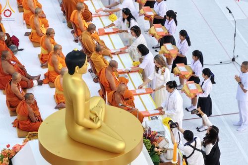 ภาพ No.184690:พิธีตักบาตรพระ 10,000 รูป ครั้งที่ 3 เนื่องในโอกาส 193 ปี จังหวัดกาญจนบุรี อุทิศส่วนกุศลให้แด่บรรพชน และเพื่อช่วยเหลือผู้ประสบภัยพิบัติต่างๆ วันเสาร์ที่ 21 ธันวาคม พ.ศ. 2567