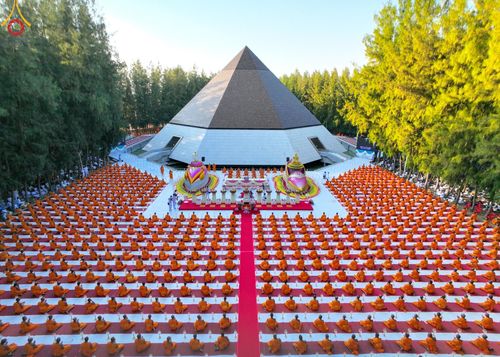 ภาพ No.190077:พิธีจุดประทีปถวายเป็นพุทธบูชา และบูชาธรรมมหาปูชนียาจารย์ ณ อนุสรณ์สถานมหาวิหารพระมงคลเทพมุนี (โลตัสแลนด์) อ.สองพี่น้อง จ.สุพรรณบุรี ในโครงการธรรมยาตรา กตัญญูบูชา มหาปูชนียาจารย์ พระมงคลเทพมุนี(สด จนฺทสโร) พระผู้ปราบมาร อนุสรณ์สถาน 7 แห่ง ปีที่ 13
