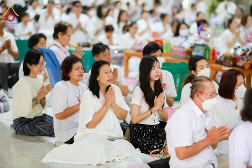 ภาพ No.61227:พิธีตักบาตรฉลองพระใหม่ รุ่นบูชาธรรมโครงการ 1-2 โครงการบรรพชาอุปสมบทหมู่ธรรมทายาท บูชาธรรมหลวงพ่อธัมมชโย 80 ปี ณ โถงช้างสำนักงานใหญ่ วัดพระธรรมกาย วันที่ 20 เมษายน พ.ศ. 2567