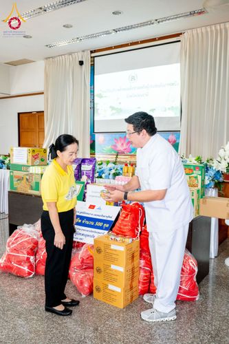 ภาพ No.159365:วัดพระธรรมกาย มูลนิธิธรรมกาย คณะศิษยานุศิษย์ฯ มอบถุงยังชีพ ข้าวสารอาหารแห้ง สมทบศูนย์รับบริจาคช่วยเหลือ ผู้ประสบภัยภาคเหนือ จังหวัดปทุมธานี มอบชุดอาหารปรุงสุกใหม่ ส่งแรงใจแก่เจ้าหน้าที่ผู้ปฏิบัติงาน และจิตอาสา วันที่ 27 กันยายน พ.ศ. 2567