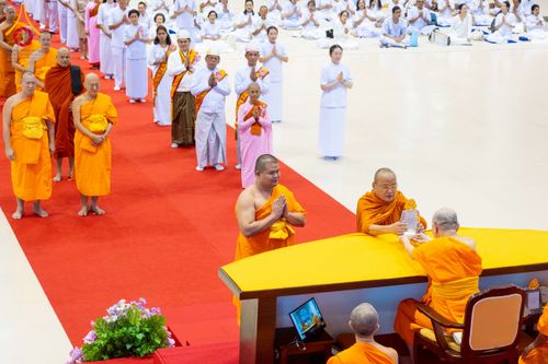 ภาพ No.232121:วันอาทิตย์ที่ 6 กรกฏาคม พ.ศ. 2568 พิธีมอบโล่เกียรติคุณ สวดธัมมจักกัปปวัตตนสูตร และรางวัลโครงการผู้นำแสงสว่างออนไลน์ ณ ห้องแก้วสารพัดนึก1 สภาธรรมกายสากล วัดพระธรรมกาย