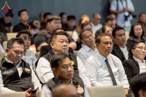 ภาพ No.271894:วันที่ 22 พฤศจิกายน พ.ศ. 2568 ผู้ว่าฯ ปทุมธานี ลงพื้นที่เยี่ยม “อำเภอคลองหลวง” พร้อมชมการเตรียมความพร้อมเทศกาลสวนดอกไม้ปทุมธานี “ทุ่งสวรรค์ ตะวันฉาย” ณ วัดพระธรรมกาย