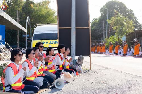 ภาพ No.203988:V.52 สารพัดV สารพัดดี ที่วัดสองพี่น้อง ในโครงการธรรมยาตรา กตัญญูบูชา มหาปูชนียาจารย์ พระมงคลเทพมุนี(สด จนฺทสโร) พระผู้ปราบมาร อนุสรณ์สถาน 7 แห่ง ปีที่ 13 ระหว่างวันที่ 2-31 มกราคม พ.ศ. 2568