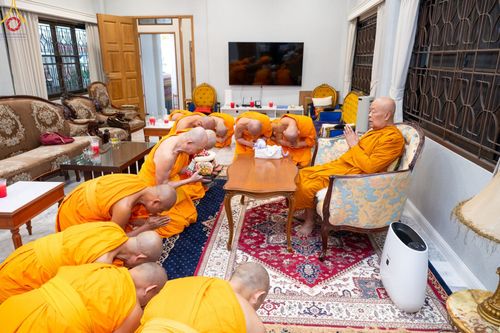ภาพ No.84940:พิธีทำสามีจิกรรมและรับฟังโอวาท จากพระผู้ใหญ่ พระมหาเถระ พระสังฆาธิการ เนื่องในเทศกาลเข้าพรรษา ของคณะสงฆ์วัดพระธรรมกาย นำโดยหลวงพ่อทัตตชีโว วันที่ 3 สิงหาคม พ.ศ. 2566