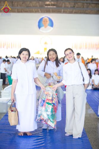 ภาพ No.209303:วันอาทิตย์ที่ 2 มีนาคม พ.ศ. 2568 พิธีตักบาตร ข้าวสารอาหารแห้ง ณ บ้านแก้วเรือนทองคุณยายฯ สภาธรรมกายสากล วัดพระธรรมกาย