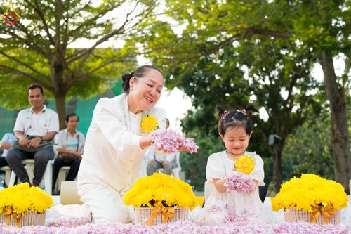 ภาพ No.120282:พิธีต้อนรับพระธรรมยาตรา ในโครงการธรรมยาตรา กตัญญูบูชา มหาปูชนียาจารย์ พระมงคลเทพมุนี(สด จนฺทสโร) พระผู้ปราบมาร อนุสรณ์สถาน 7 แห่ง ปีที่ 12 วันที่ 28 มกราคม พ.ศ. 2567 ณ วัดพระธรรมกาย จ.ปทุมธานี (ชุดที่ 2)