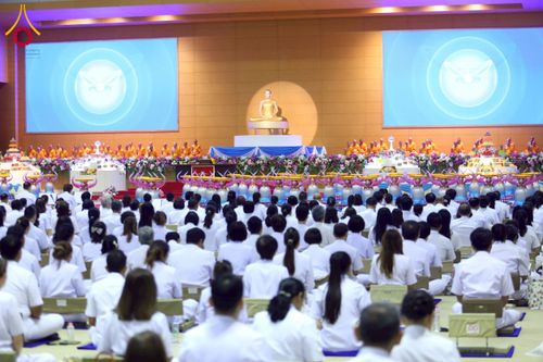 ภาพ No.215270:วันอาทิตย์ต้นเดือนที่ 6 เมษายน พ.ศ. 2568 พิธีบูชาข้าวพระ สภาธรรมกายสากล วัดพระธรรมกาย