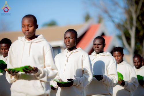 ภาพ No.231131:วันศุกร์ที่ 27 มิถุนายน พ.ศ. 2568 พิธีตัดปอยผมและพิธีปลงผมนาคธรรมทายาทแห่งทวีปแอฟริกา พ.ศ. 2568  โครงการบรรพชาอุปสมบทพระธรรมทายาทนานาชาติแห่งทวีปแอฟริกา ครั้งที่ 2 ณ วัดพระธรรมกายโจฮันเนสเบิร์ก สาธารณรัฐแอฟริกาใต้