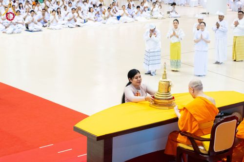 ภาพ No.209610:วันอาทิตย์ที่ 2 มีนาคม พ.ศ. 2568 พิธีภาคบ่าย สัมมนาพิเศษ, ปฏิบัติธรรม พิธีรับมอบพระบรมสารีริกธาตุ ณ สภาธรรมกายสากล วัดพระธรรมกาย