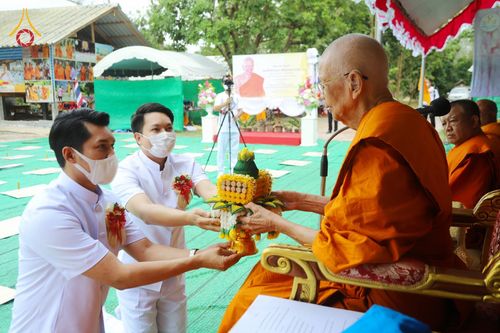 ภาพ No.76103:9พิธีวางศิลาฤกษ์ และตอกเสาเข็มมงคลต้นแรก สร้างหอฉันคุณยายอาจารย์มหารัตนอุบาสิกาจันทร์ ขนนกยูง  ณ ศูนย์ปฎิบัติธรรมนานาชาติสะเดา จ.สงขลา วันที่ 27 มกราคม พ.ศ. 2566