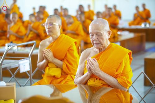 ภาพ No.205651:พิธีสวดพระพุทธมนต์ และถวายภัตตาหารเมนูสวรรค์แด่พระภิกษุ สามเณร วันจันทร์ที่ 3 กุมภาพันธ์ พ.ศ. 2568 ณ หอฉันคุณยายอาจารย์ฯ วัดพระธรรมกาย