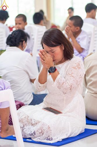 ภาพ No.59090:พิธีปลงผมและแห่นาคธรรมทายาท ในโครงการบรรพชาสามเณร ภาคฤดูร้อน เฉลิมพระเกียรติพระบาทสมเด็จพระเจ้าอยู่หัว เนื่องในโอกาส  พระราชพิธีมหามงคลเฉลิมพระชนมพรรษา 6 รอบ  ปลงผมนาคในวันที่ 21 เมษายน พ.ศ 2567 ณ วัดกลางธนรินทร์ (ธรรมอุทยานบ้านแป้ง)