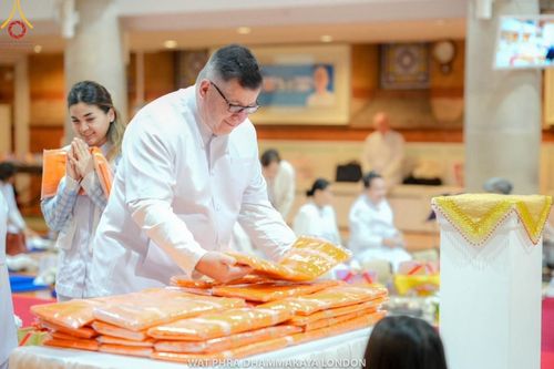 ภาพ No.159888:พิธีบูชาข้าวพระ วันอาทิตย์ต้นเดือน ณ วัดพระธรรมกายลอนดอน วันที่ 6 ตุลาคม พ.ศ. 2567