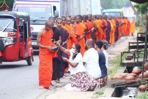 ภาพ No.139383:พิธีตักบาตรรอบเมืองดัมบุลล่า เทศกาลวิสาขบูชาแห่งชาติ ศรีลังกา เมื่อวันที่ 16 พฤษภาคมที่ผ่านมา คณะสงฆ์จากวัดพระธรรมกาย และคณะพระภิกษุสามเณรศรีลังกา ในโครงการสยาม-ลังกา ธรรมยาตรา ฉลองเทศกาลวิสาขบูชาแห่งชาติ ศรีลังกา บูชาธรรม 80 ปีหลวงพ่อธัมมชโย