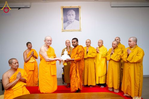 ภาพ No.222944:วันที่ 23 เมษายน พ.ศ. 2568 หลวงพ่อทัตตชีโวต้อนรับคณะสงฆ์ World Pec ณ อาคาร 100 ปี คุณยายมหารัตนอุบาสิกาจันทร์ ขนนกยูง วัดพระธรรมกาย
