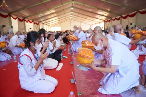 ภาพ No.67945:พิธีขอขมามอบผ้าไตรและบาตร แด่นาคธรรมทายาท ณ ประเทศอินโดนีเซีย เมื่อวันที่ 17 ธันวาคม พ.ศ. 2565