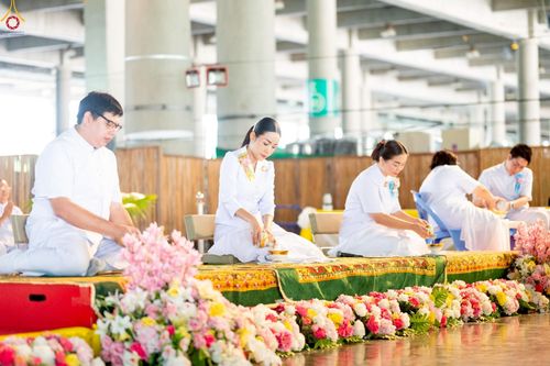 ภาพ No.229610:วันอาทิตย์ที่ 22 มิถุนายน พ.ศ. 2568 พิธีตักบาตรฉลองพระบวชใหม่ โครงการอุปสมบทหมู่ผู้บริหารรุ่นที่ 15 ณ วิหารคด วัดพระธรรมกาย