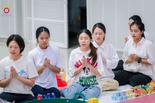 ภาพ No.60745:พิธีตักบาตรพระภิกษุสามเณร ธรรมทายาทระดับอุดมศึกษา วันเสาร์ที่ 20 เมษายน พ.ศ. 2567 ณ ห้องปฎิบัติธรรม ชั้นลอย มหารัตนวิหารคด 13 วัดพระธรรมกาย จ.ปทุมธานี