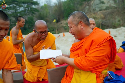 ภาพ No.138609:Photo Story  มหัศจรรย์วัดดงดินแดง Episode 6 พระภิกษุ-สามเณร ในโครงการบรรพชาอุปสมบทหมู่  กว่า 500 รูป และศีลจาริณีกว่า 300 คน ร่วมกันก่อพระเจดีย์ทราย 20,000 องค์ และจุดประทีป  บูชาธรรม 80 ปี หลวงพ่อธมฺมชโย กลางลำน้ำแม่ตื่น