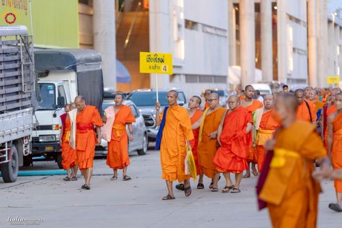 ภาพ No.219244:บรรยากาศการเดินทางเข้าวัดพระธรรมกาย , การต้อนรับปฏิสันถาร , การฉันภัตตาหารเช้า , การลงทะเบียนพระสังฆาธิการ  เนื่องในวันคุ้มครองโลก พิธีถวายมหาสังฆทานคณะสงฆ์ 40,000 กว่าวัดทั่วประเทศ ณ วัดพระธรรมกาย
