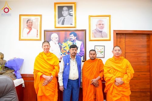 ภาพ No.213382:วันที่ 26 มีนาคม พ.ศ. 2568 วัดพระธรรมกายและมูลนิธิธรรมกาย มอบพระธรรมกายบรรจุพระธาตุแก่รัฐมนตรีว่าการกระทรวงยุติธรรมฯ ประเทศอินเดีย