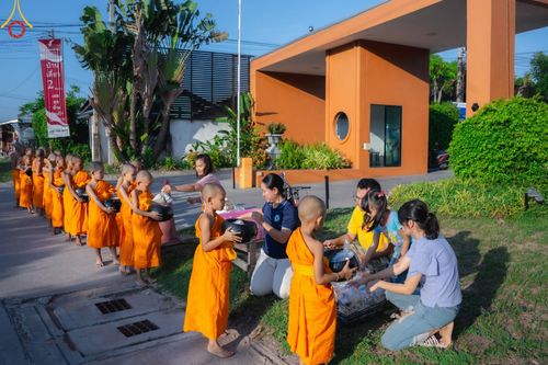 ภาพ No.57817:กิจกรรมบิณฑบาตของสามเณร โครงการบรรพชาสามเณร ฟื้นฟูพระพุทธศาสนาทั่วไทย ธุดงคสถานชลบุรี ณ ชุมชนบ้านห้วยเหียน ตำบลบ่อวิน  อำเภอศรีราชา จังหวัดชลบุรี วันที่ 27 เมษายน พ.ศ. 2567