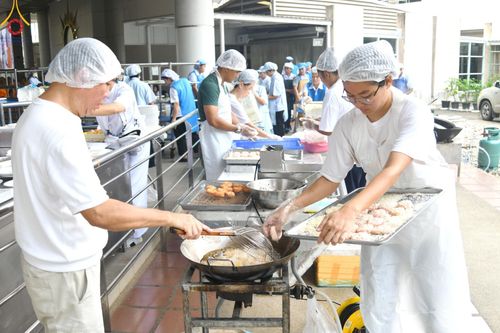 ภาพ No.169736:พิธีถวายภัตตาหารเมนูสวรรค์ "เพื่อการบรรลุธรรม" เนื่องในวันลอยกระทง (ขึ้น 15 ค่ำ เดือน 12) วันศุกร์ที่ 15 พฤศจิกายน พ.ศ. 2567 ณ หอฉันคุณยายอาจารย์ฯ วัดพระธรรมกาย