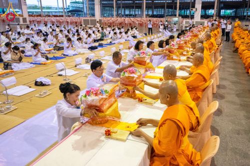 ภาพ No.202653:พิธีถวายภัตตาหารเป็นสังฆทาน แด่พระธรรมยาตรา ณ วัดพระธรรมกาย ตำบลคลองสาม อำเภอคลองหลวง จังหวัดปทุมธานี ในโครงการธรรมยาตรา กตัญญูบูชา มหาปูชนียาจารย์ พระมงคลเทพมุนี(สด จนฺทสโร) พระผู้ปราบมาร อนุสรณ์สถาน 7 แห่ง ปีที่ 13 วันที่ 28 มกราคม พ.ศ. 2568