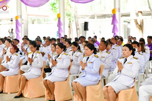 ภาพ No.138931:กิจกรรมเฉลิมพระเกียรติ สมเด็จพระนางเจ้าฯ พระบรมราชินี เนื่องในโอกาสวันเฉลิมพระชนมพรรษา พิธีเจริญพระพุทธมนต์ , ทำบุญตักบาตรพระสงฆ์ ถวายพระราชกุศล , พิธีถวายเครื่องราชสักการะ , และพิธีจุดเทียนถวายพระพรชัยมงคล วันที่ 3 มิถุนายน พ.ศ. 2567 ณ อาคารโถงช้าง วัดพ