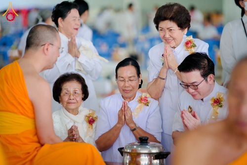 ภาพ No.198031:พิธีถวายภัตตาหารแด่พระภิกษุ สามเณร  บูชาธรรมคุณยายอาจารย์มหารัตนอุบาสิกาจันทร์ ขนนกยูง เนื่องในวาระวันคล้ายวันเกิดครบ 116 ปี วันอาทิตย์ที่ 19 มกราคม พ.ศ. 2568 ณ หอฉันคุณยายอาจารย์ฯ วัดพระธรรมกาย