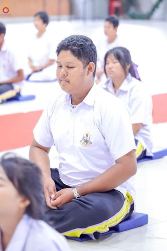 ภาพ No.249042:วันที่ 26-28 กันยายน พ.ศ. 2568 โครงการอบรม อุบาสกแก้ว อุบาสิกาแก้ว รุ่นที่ 3  ณ ศูนย์ปฏิบัติธรรมสมุทรปราการ ได้รับความเมตตาจากคณะสงฆ์ในพื้นที่  รวมถึงผู้บริหารสถานศึกษา ที่นำนักเรียนระดับมัธยมปลาย  มารับฟังข้อมูลเพื่อที่จะเป็นกำลังสำคัญ ในการเข้าร่วมขบวน