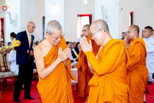 ภาพ No.214741:พิธีต้อนรับสัญญาบัตร พัดยศ พระราชวิเทศวชิรเวที (บัณฑิต วรปญฺโญ) เจ้าอาวาสวัดพระธรรมกายสกอตแลนด์ สหราชอาณาจักร ผู้ช่วยเจ้าอาวาสวัดพระธรรมกาย ณ อุโบสถพระไตรปิฏก วัดพระธรรมกาย