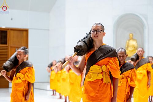 ภาพ No.189168:พระธรรมยาตราปฏิบัติธรรม และถ่ายภาพหมู่ประวัติศาสตร์ ในโครงการธรรมยาตรา กตัญญูบูชา มหาปูชนียาจารย์ พระมงคลเทพมุนี(สด จนฺทสโร) พระผู้ปราบมาร อนุสรณ์สถาน 7 แห่ง ปีที่ 13 วันที่ 4 มกราคม พ.ศ. 2568 ณ อนุสรณ์สถานมหาวิหารพระมงคลเทพมุนี (โลตัสแลนด์) อ.สองพี่น้อง