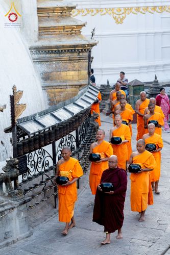 ภาพ No.213080:วันที่ 17 - 18 มีนาคม พ.ศ. 2568 คณะสงฆ์และสามเณรเดินบิณฑบาต รอบเมืองในพื้นที่ วัดสยมภูวนาถและราชวังปาตัน ณ เมืองกาฐมาณฑุ ประเทศเนปาล